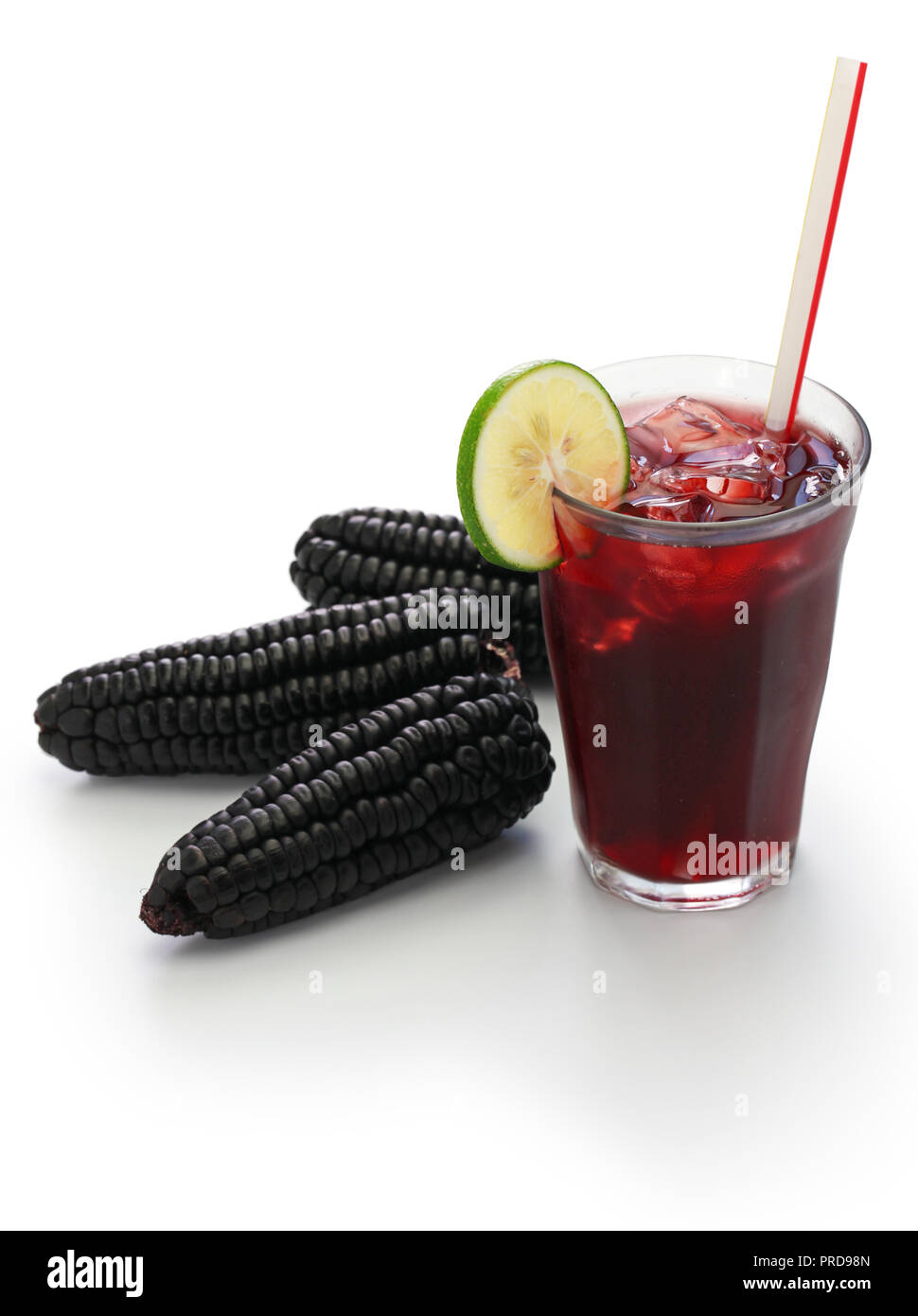 La chicha morada, boisson de maïs violet péruvien isolé sur fond blanc Banque D'Images