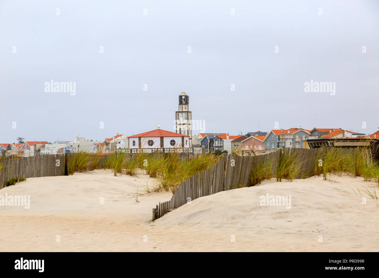 Plage de Costa Nova avec sable clôture et voir au-delà de la ville. Destination populaire situé à Aveiro, Portugal Banque D'Images