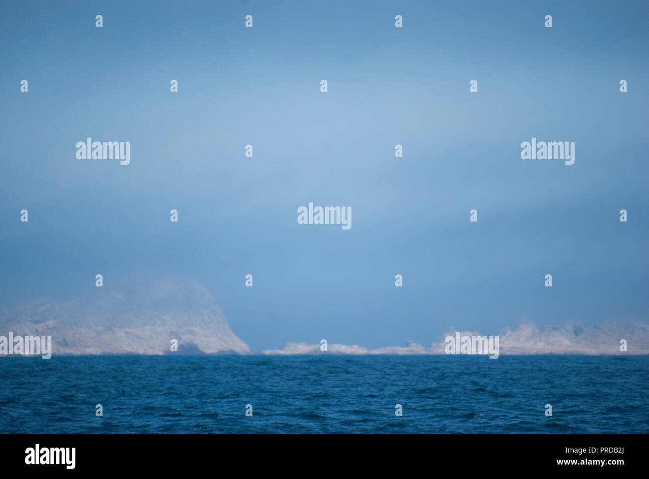 Les îles Farallon enveloppé dans le brouillard de l'océan Pacifique près de la fin du plateau continental. Banque D'Images