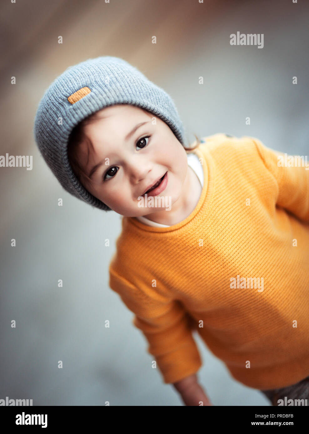 Portrait of a cute happy smiling peu élégant bébé portant des vêtements  chauds, kids fashion, look tendance en saison d'automne pour les garçons  Photo Stock - Alamy