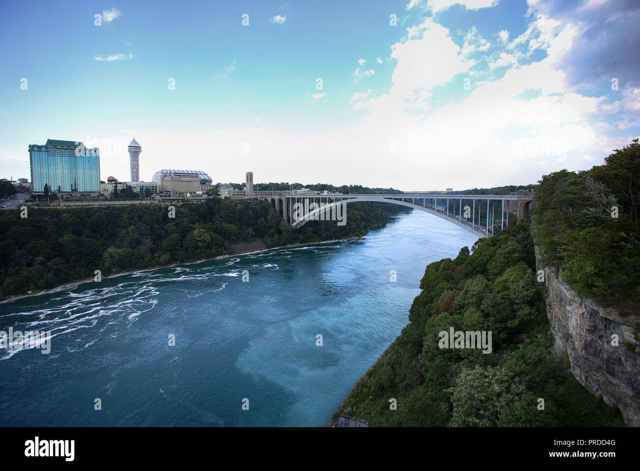 Vue sur pont Rainbow International qui relie USA et Canada, Niagara Falls Banque D'Images