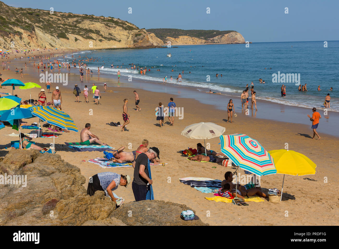 VILA DO BISPO, PORTUGAL - 21 août 2018 : les gens à la célèbre plage de Salema à Vila do Bispo. Cette plage fait partie d'un célèbre région touristique d'Alg Banque D'Images