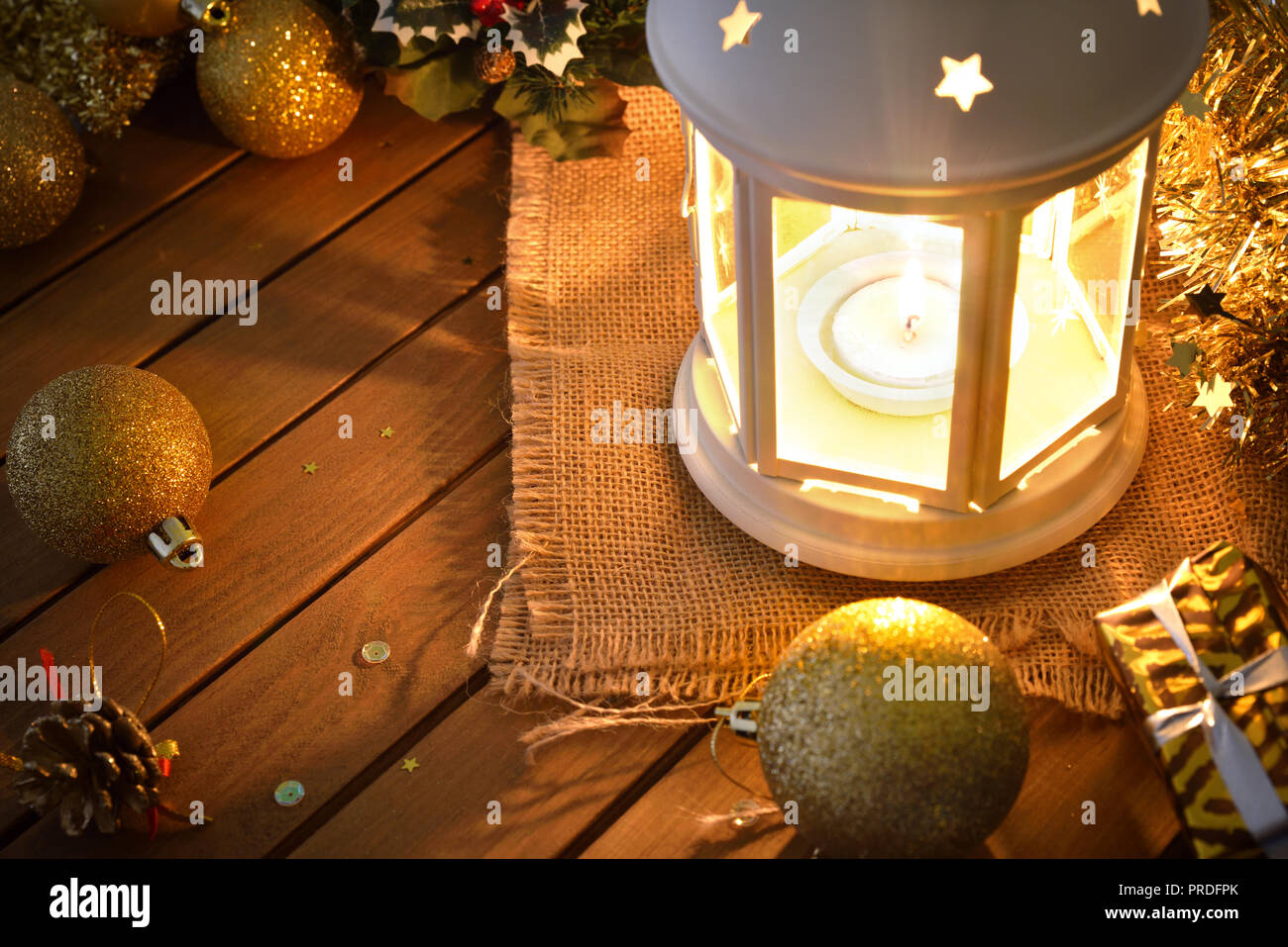 Composition avec lanterne allumée et décoration de Noël sur la table en bois dans l'obscurité. Composition horizontale. Vue élevée. Banque D'Images