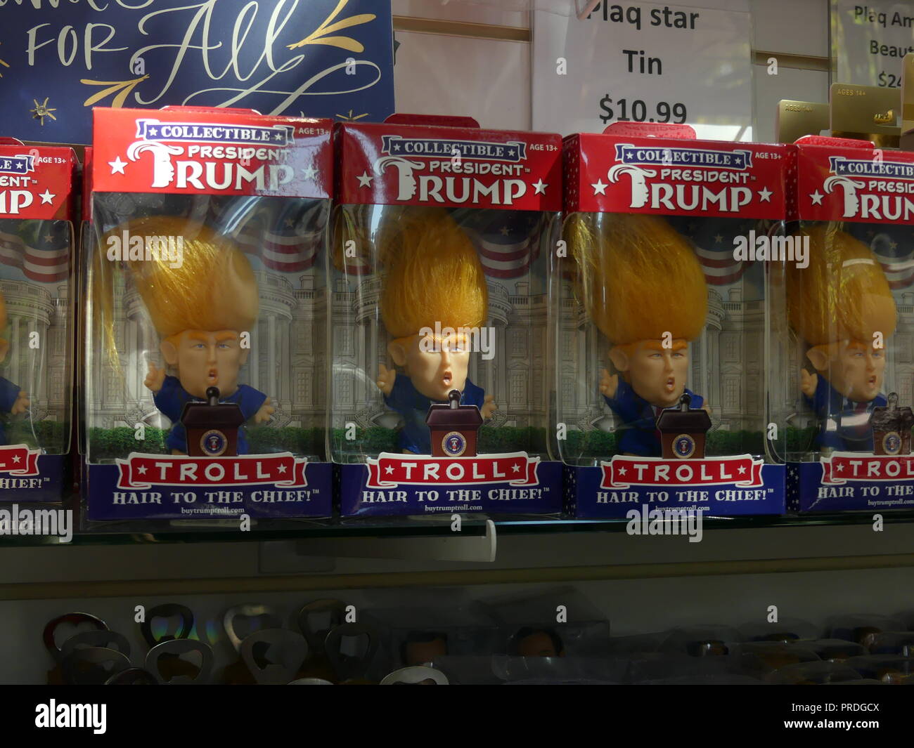 Le président DONALD TRUMP encadrés dans un Washington, D.C. store. Photo : Tony Gale Banque D'Images