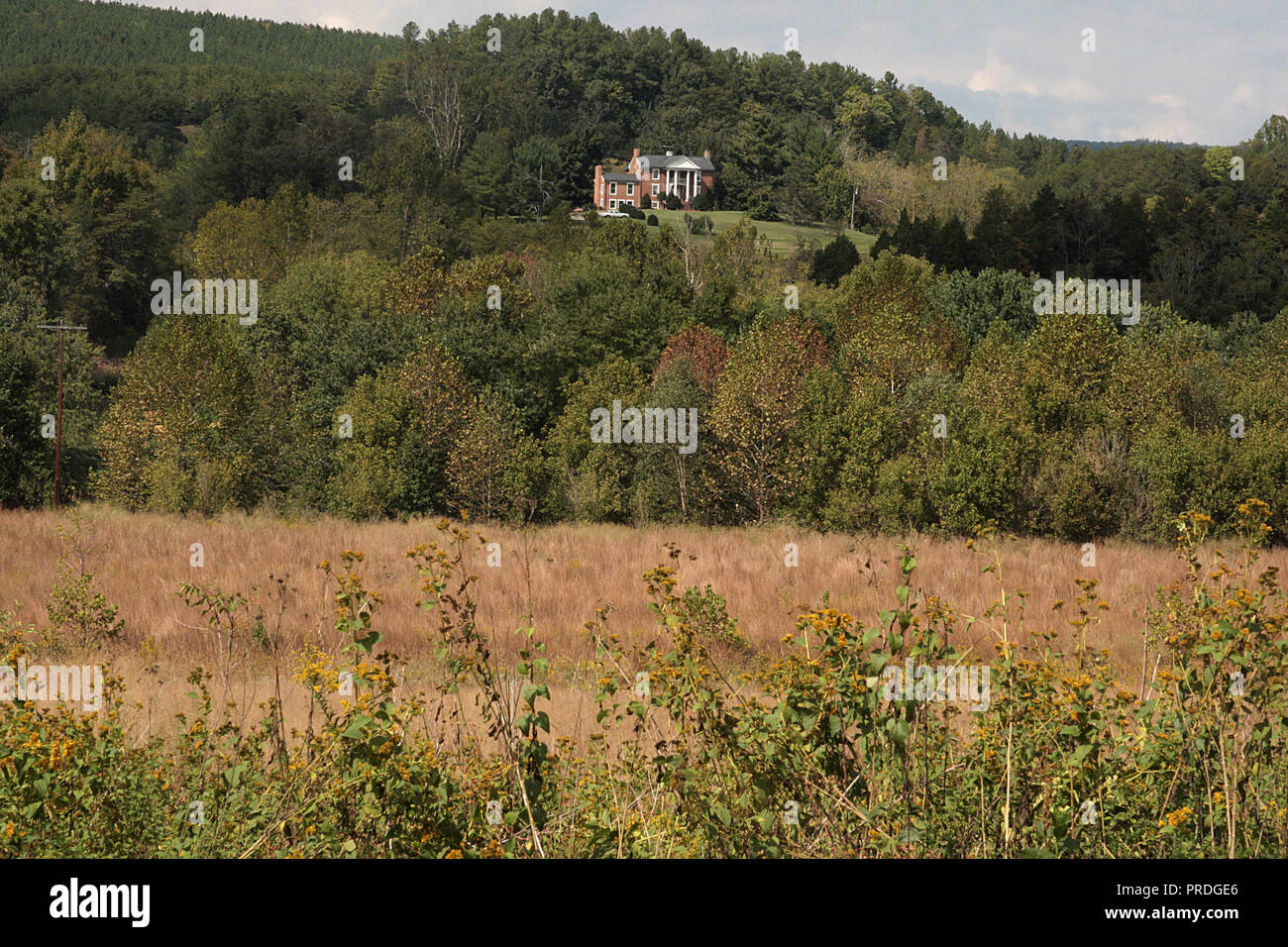 Grande maison sur une colline à côté du parc national de James River, Virginie, États-Unis Banque D'Images