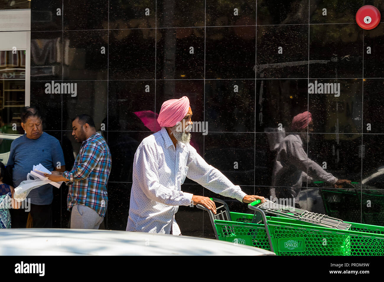 La ville de New York, USA - 10 juin 2017 : Indian man wearing turban dans Jackson Heights, Queens Banque D'Images