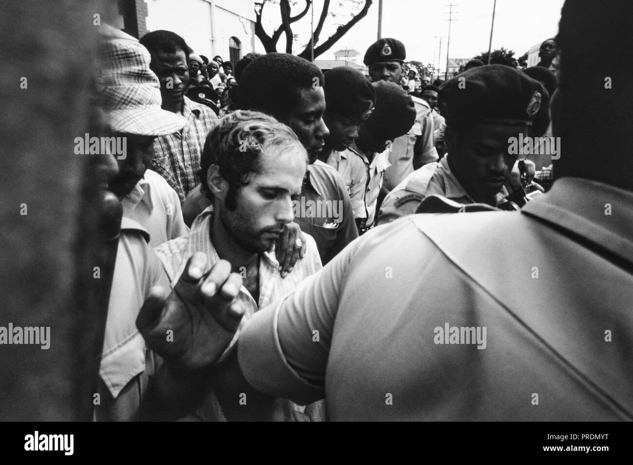 Larry Layton, frère de l'auteur et ancien membre du Temple des peuples Deborah Layton, est placé en garde à vue par la police et le Guyana a été reconnu coupable en 1986 de complot dans le meurtre de Leo Ryan. Transfuges du Temple de monter dans le camion au Port Kaituma averti de Larry Layton qu 'il n'y a aucune manière qu'il est un transfuge. Il est trop près de Jones. Layton était le seul ancien membre du Temple des peuples à être jugé aux États-Unis pour des actes criminels liés à l'assassinat à Jonestown. Il a été reconnu coupable sur quatre différents liés à l'assassinat d'accusation. Banque D'Images