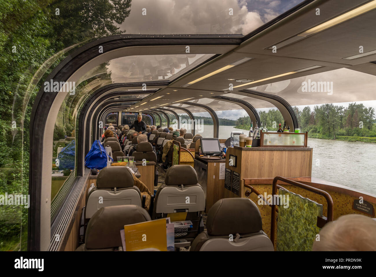 Whittier, Alaska - Aug 15, 2018. Les passagers à bord du Princess Rail car profiter de la pittoresque excursion dans la nature d'Anchorage à Whittier Banque D'Images