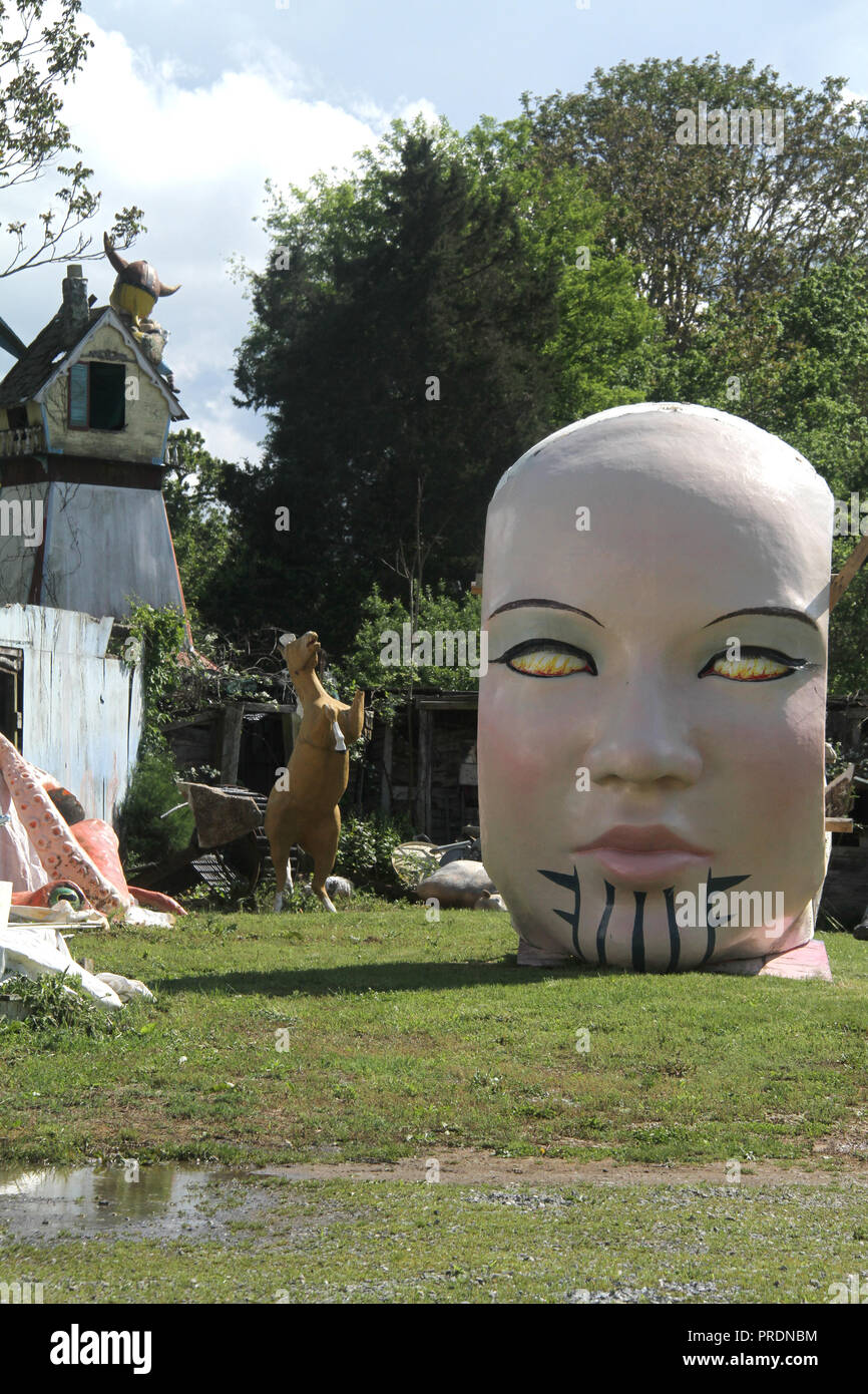Sculpture de tête de femme surdimensionnée à Enchanted Castle Studio, Virginie, États-Unis Banque D'Images