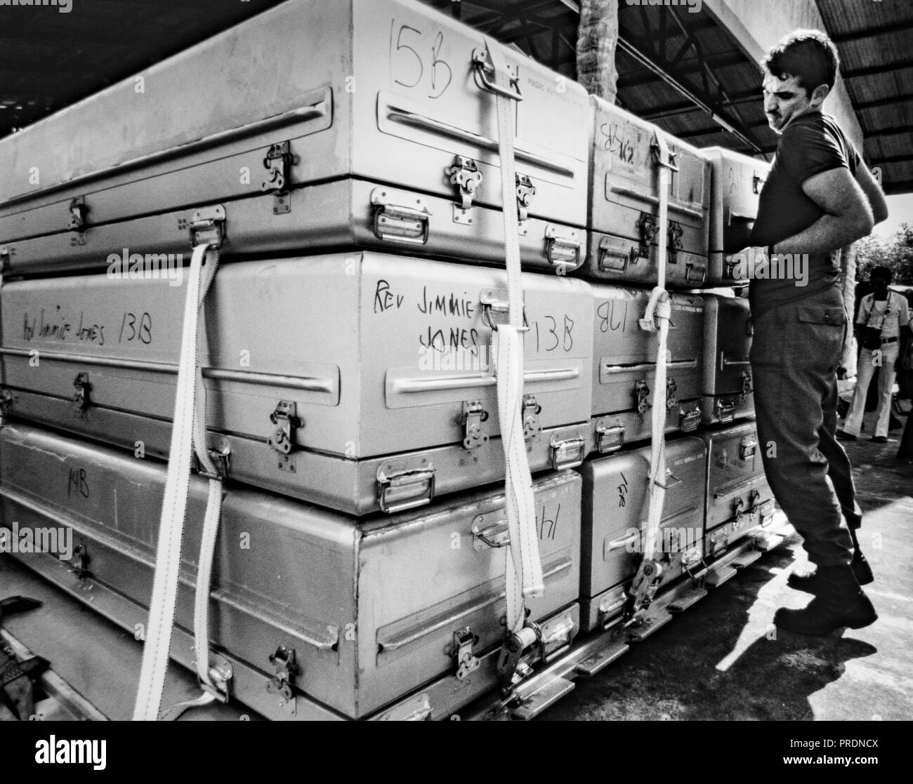 Le révérend Jim Jones corps est clairement identifié par son nom griffonné au marqueur sur un cercueil militaire que des militaires américains déposer organismes américains de la cult suicide meurtre à Jonestown, en Guyane pour le rapatriement vers les États-Unis. Blaine était un règlement à distance établi par les peuples Temple, un culte américaine sous la direction du révérend Jim Jones, en Amérique du Guyana. Il est devenu célèbre à l'échelle internationale lorsque, le 18 novembre 1978, un total de 918 personnes sont mortes dans le règlement, à l'atterrissage à proximité, Port Kaituma et à un temple-run building à Georgetown, capitale du Guyana. Banque D'Images
