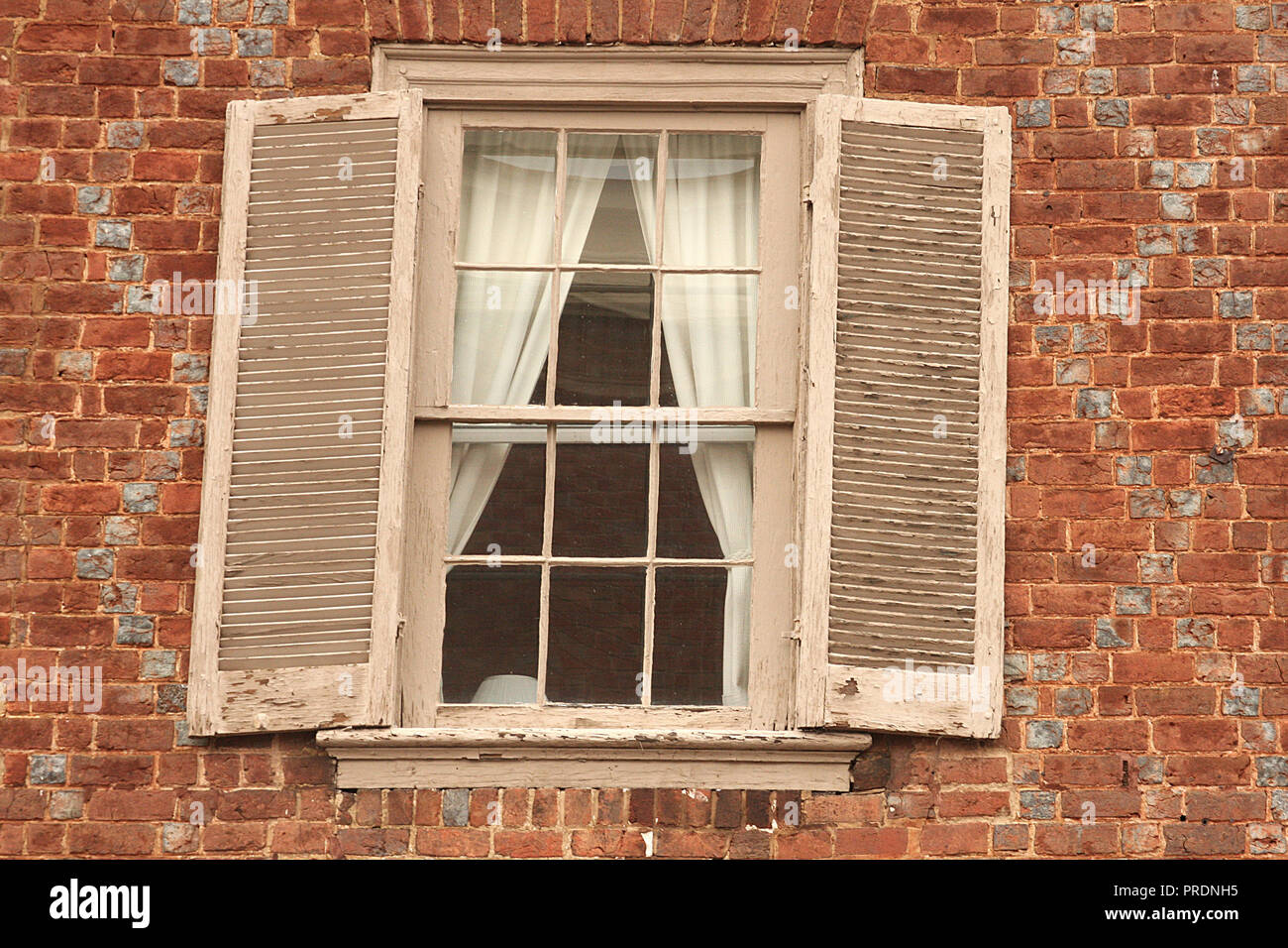 Ancienne fenêtre du bâtiment avec volets et rideaux à Lexington, Virginie, États-Unis Banque D'Images