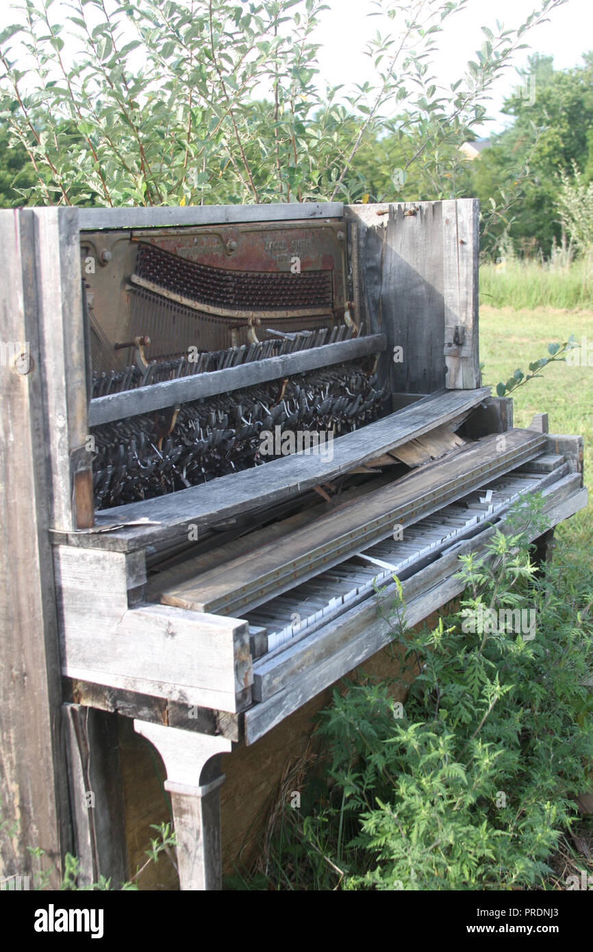 Vieux piano détériorée placés dans Boxerwood Nature Center et jardin boisé,  à Lexington, en Virginie Photo Stock - Alamy
