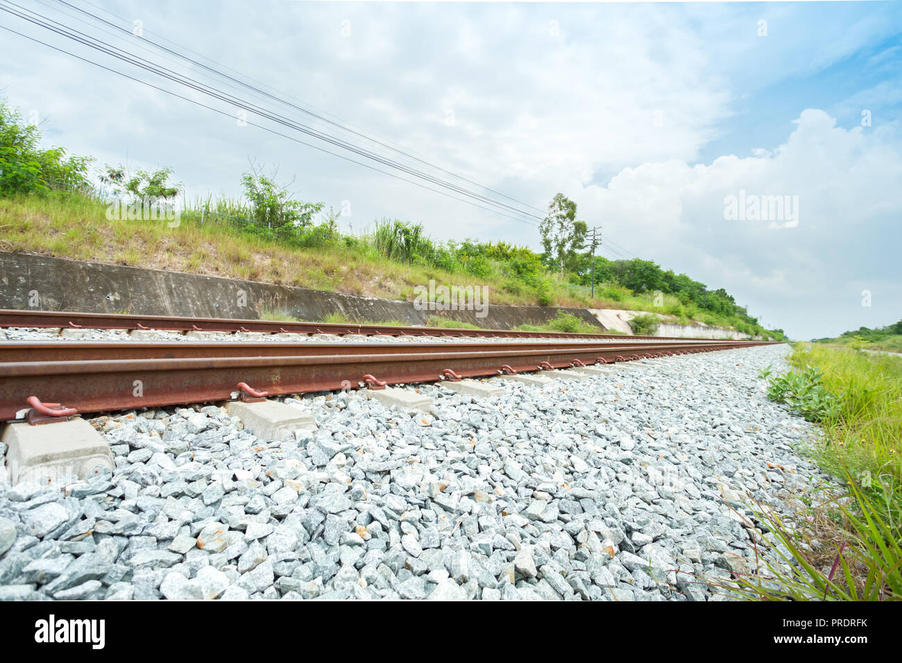 Le long du chemin de fer dans la ligne de vue dans la province de Chonburi, Thaïlande Banque D'Images