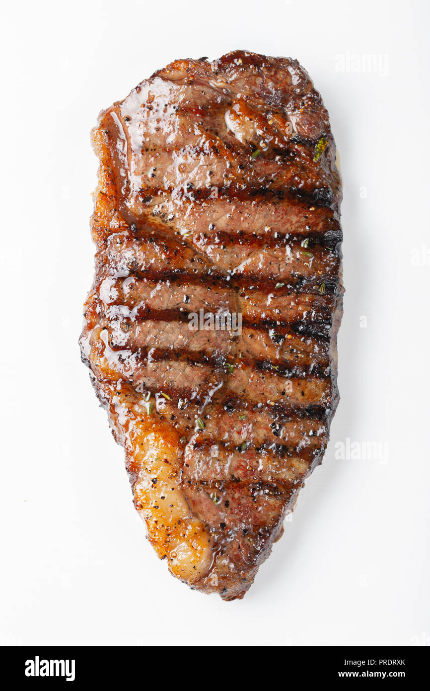 Faux filet grillé Steak de bœuf persillé isolé sur fond blanc, vue du dessus Banque D'Images