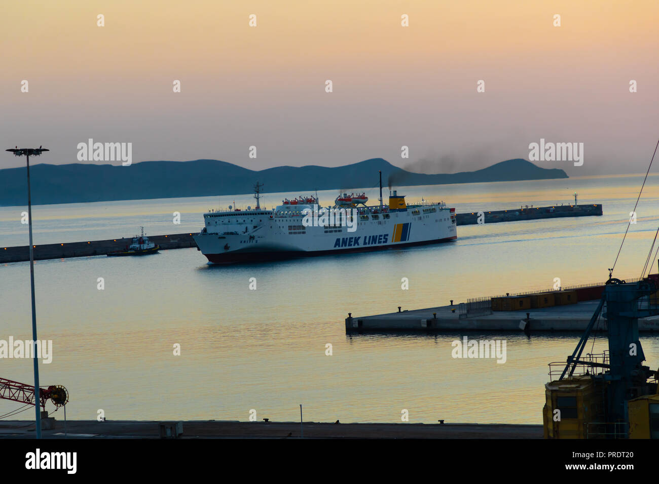 Lever du soleil sur le quai dans le port d'Héraklion, Crète, Grèce Banque D'Images