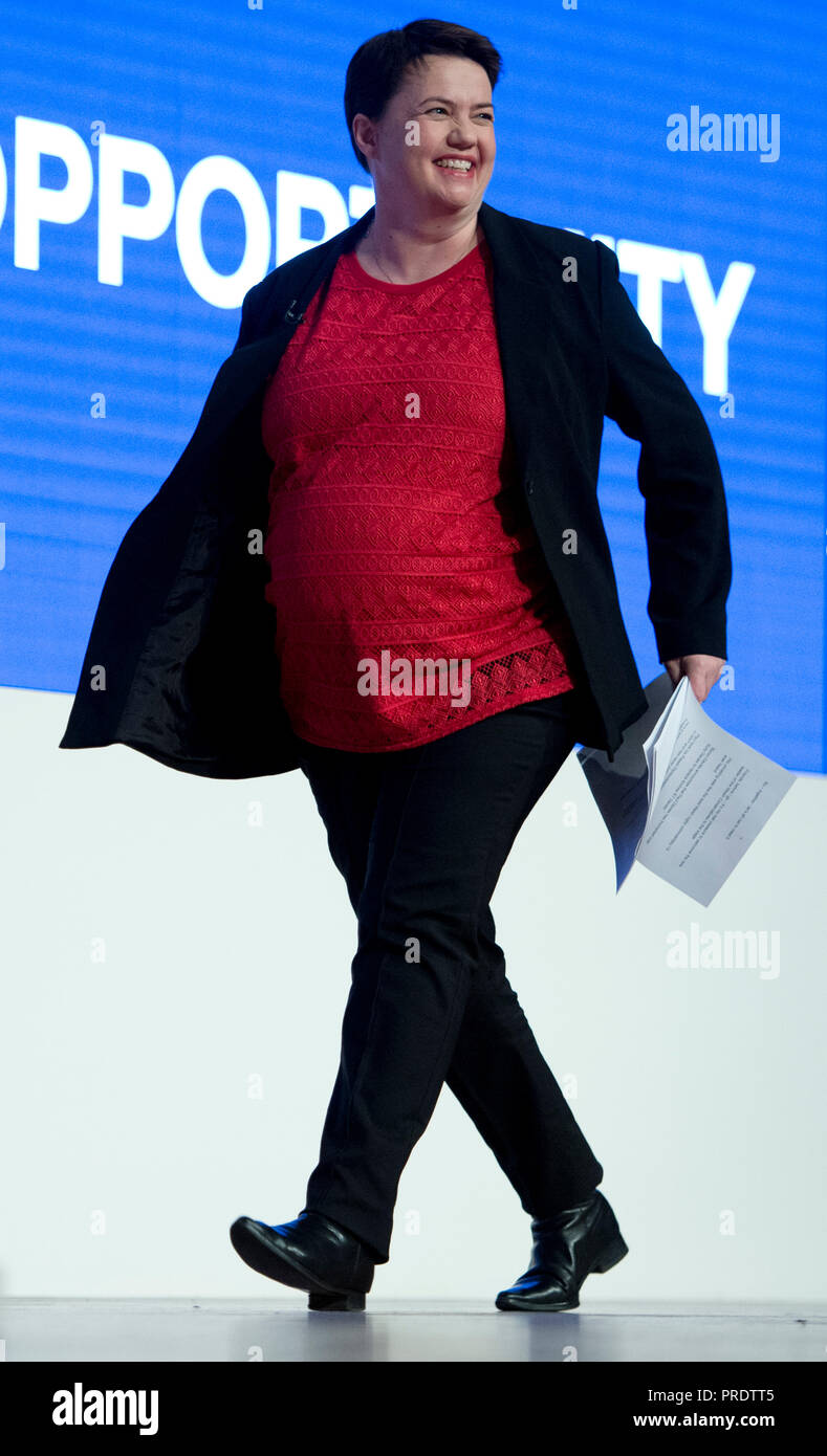 Birmingham, UK. 1er octobre 2018. Ruth Davidson, chef du parti conservateur écossais, entre dans l'auditorium à la conférence du parti conservateur à Birmingham. © Russell Hart/Alamy Live News. Banque D'Images