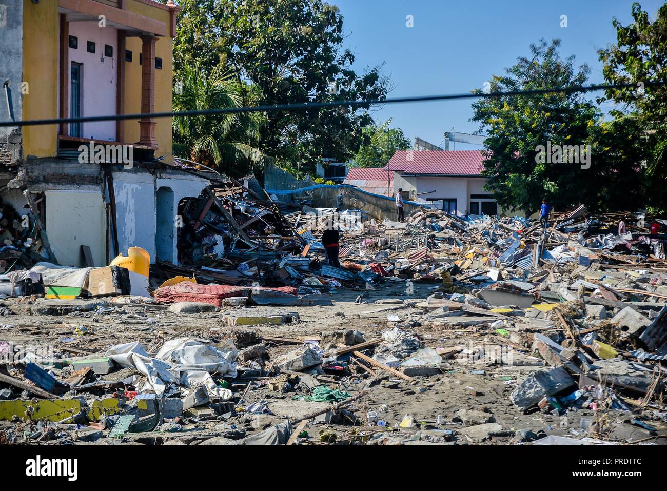 Palu. 1 octobre, 2018. Photo prise le 1er octobre 2018 montrer les débris des bâtiments de Palu après le tremblement de terre et tsunami meurtrier dans le centre de Sulawesi, Indonésie. Plus de 1 203 personnes ont été tuées à Palu, district de Donggala, Parigi Mountong et district District Nord Mamuju, selon l'Institut de gestion des catastrophes de l'Indonésie, de soins pour l'humanité et l'humanité le centre de données. Credit : Iqbal Lubis/Xinhua/Alamy Live News Banque D'Images