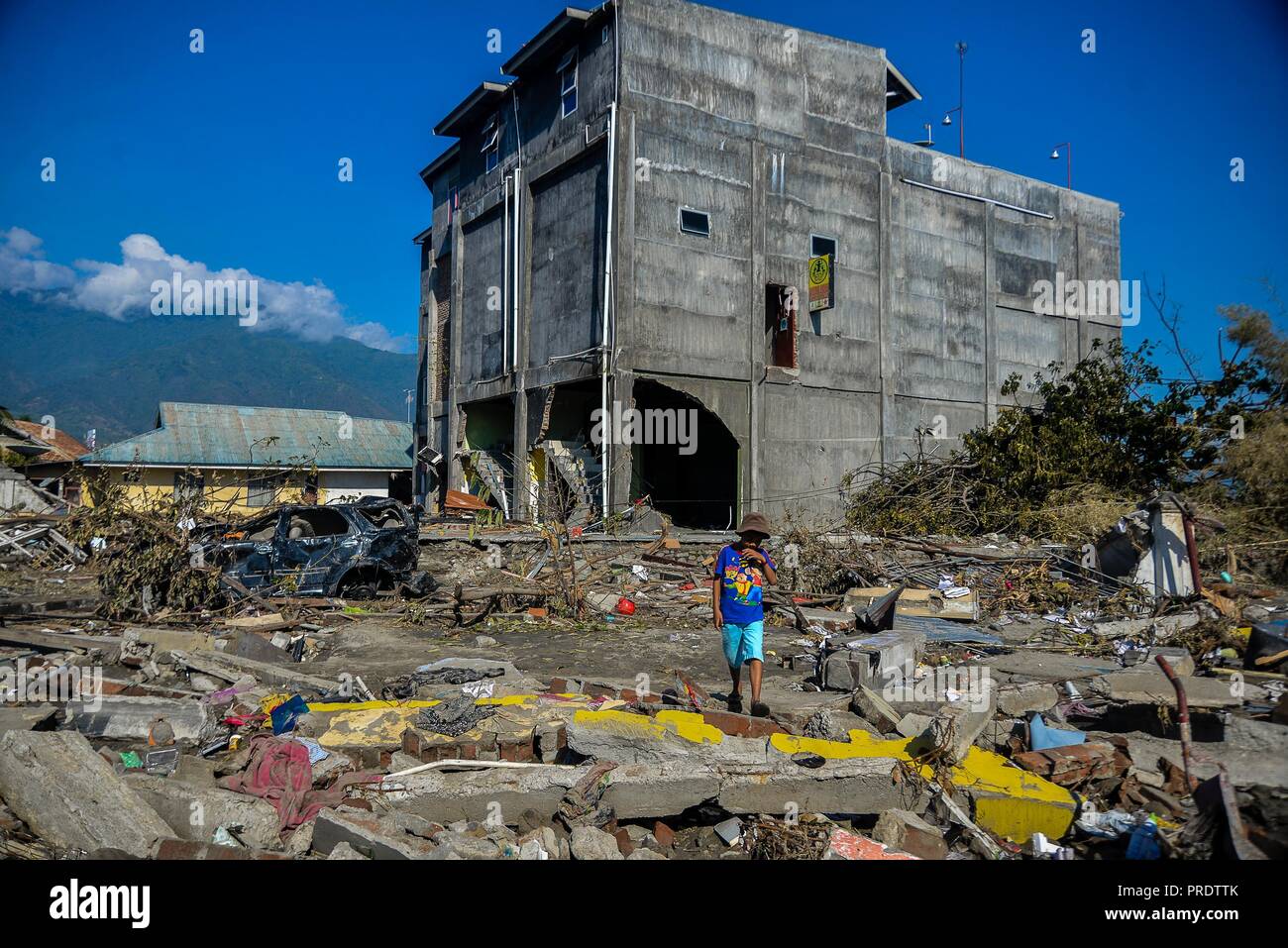 Palu. 1 octobre, 2018. Photo prise le 1er octobre 2018 montrer les débris des bâtiments de Palu après le tremblement de terre et tsunami meurtrier dans le centre de Sulawesi, Indonésie. Plus de 1 203 personnes ont été tuées à Palu, district de Donggala, Parigi Mountong et district District Nord Mamuju, selon l'Institut de gestion des catastrophes de l'Indonésie, de soins pour l'humanité et l'humanité le centre de données. Credit : Iqbal Lubis/Xinhua/Alamy Live News Banque D'Images
