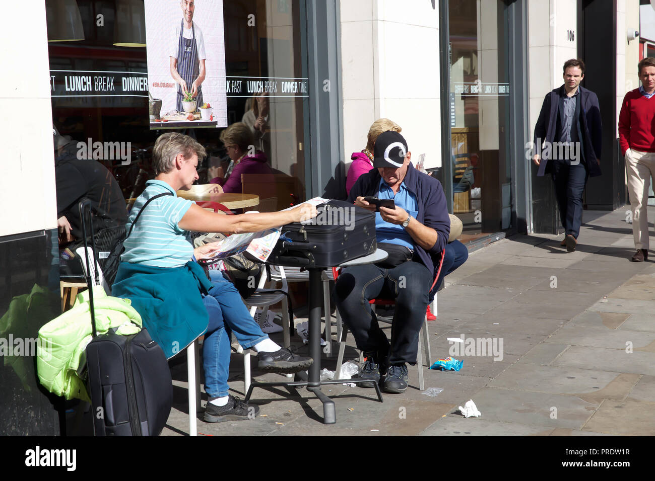 London,UK,1er octobre 2018, les gens profiter et tirer le meilleur parti de l'automne chaud soleil dans le centre de Londres comme continue haute pression.©Keith Larby/Alamy Live News Banque D'Images