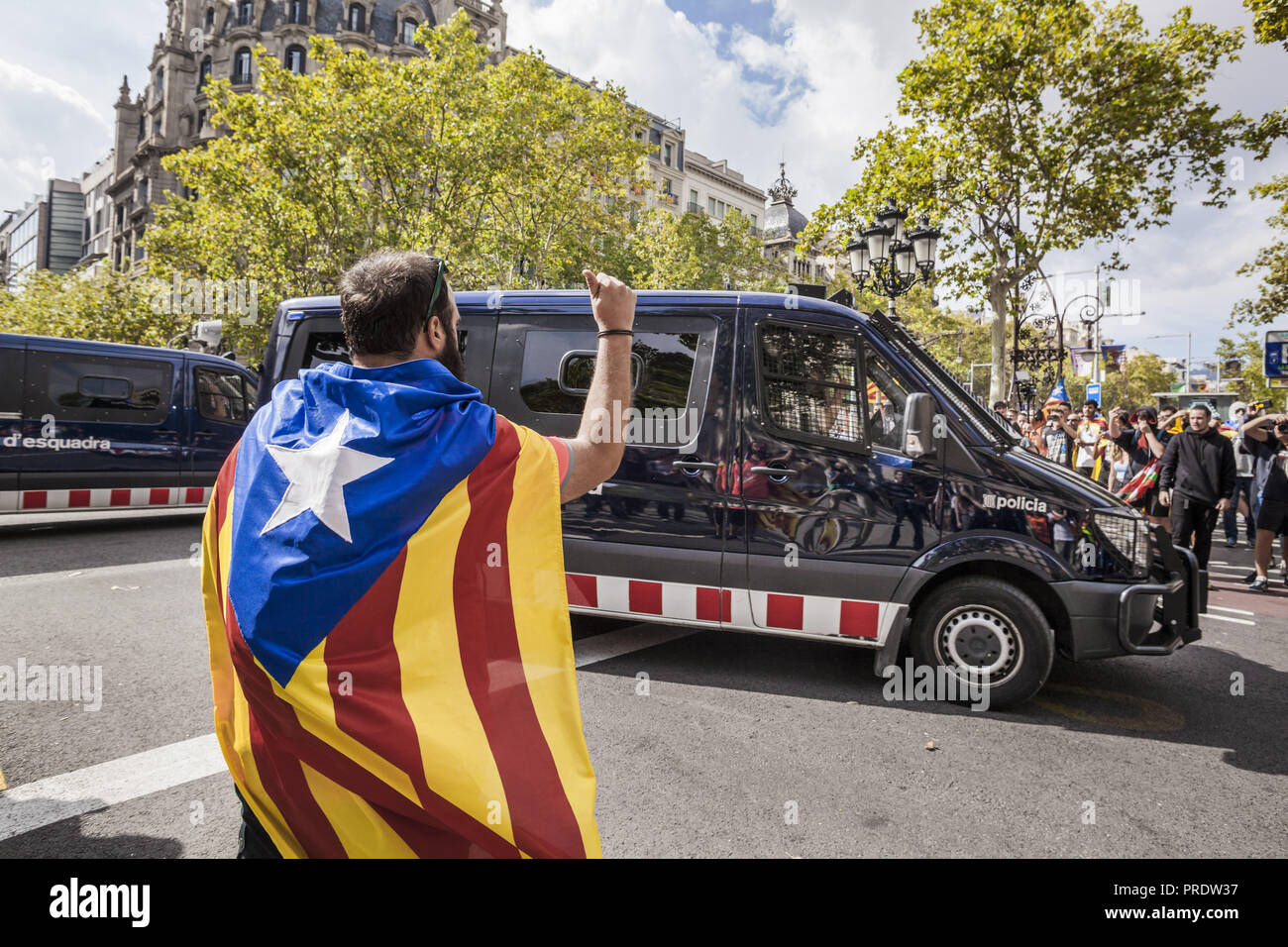 Barcelone, Catalogne, Espagne. 1 octobre, 2018. Avec des drapeaux indépendantistes catalans face à des policiers anti-émeute dans un van après une démonstration pendant le premier anniversaire de l'indépendance des élections catalanes en 2017. Credit : Celestino Arce Lavin/ZUMA/Alamy Fil Live News Banque D'Images