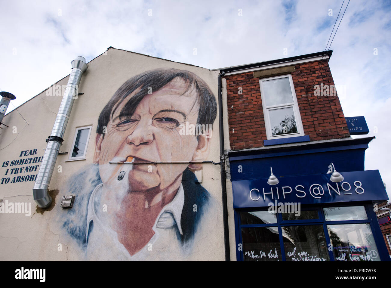 Prestwich, Royaume-Uni. 1er octobre 2018. L'artiste Graffiti Akse p19 termine son portrait du leader de l'automne Mark E.Smith sur le côté d'une boutique de jetons de Manchester. Le chanteur de la chute, décédé en janvier 2018, est commémoré dans sa ville natale de Prestwich, dans le Grand Manchester, pour un festival des arts. Crédit : Howard Harrison/Alay Live News Banque D'Images