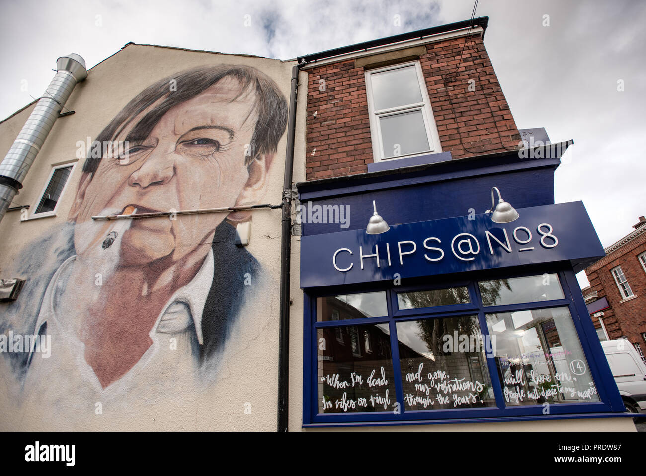 Prestwich, Royaume-Uni. 1er octobre 2018. L'artiste Graffiti Akse p19 termine son portrait du leader de l'automne Mark E.Smith sur le côté d'une boutique de jetons de Manchester. Le chanteur de la chute, décédé en janvier 2018, est commémoré dans sa ville natale de Prestwich, dans le Grand Manchester, pour un festival des arts. Crédit : Howard Harrison/Alay Live News Banque D'Images