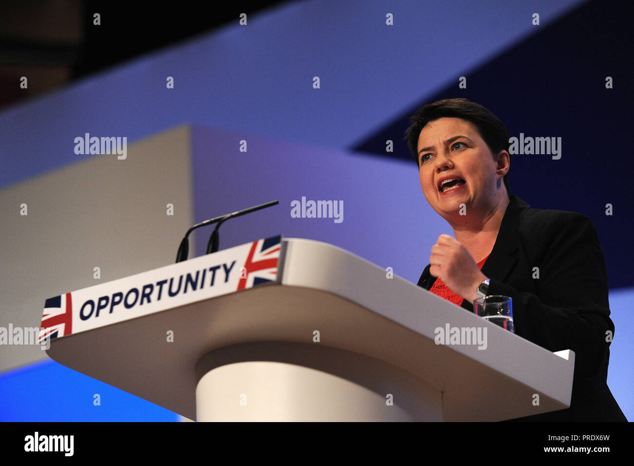 Birmingham, Angleterre. 1er octobre 2018. Ruth Davidson MP, leader du parti unioniste et conservateur Écossais, arrive sur scène pour livrer son discours à la conférence sur l'après-midi de la deuxième journée de la conférence annuelle du parti conservateur à la CPI. Kevin Hayes/Alamy Live News Banque D'Images