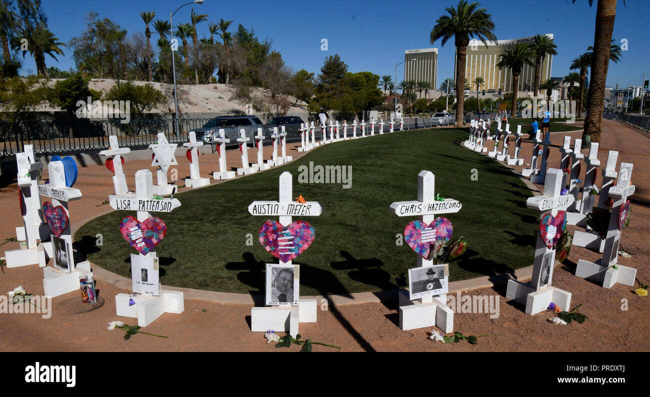 Las Vegas, Nevada, USA. Sep 30, 2018. 58 croix blanches en l'honneur des 58 victimes de la Route 91 de l'année dernière prise de masse Festival des récoltes sont vues près de la "Welcome to Fabulous Las Vegas'. Lundi marque le premier anniversaire depuis le massacre. Credit : Gene Blevins/ZUMA/Alamy Fil Live News Banque D'Images