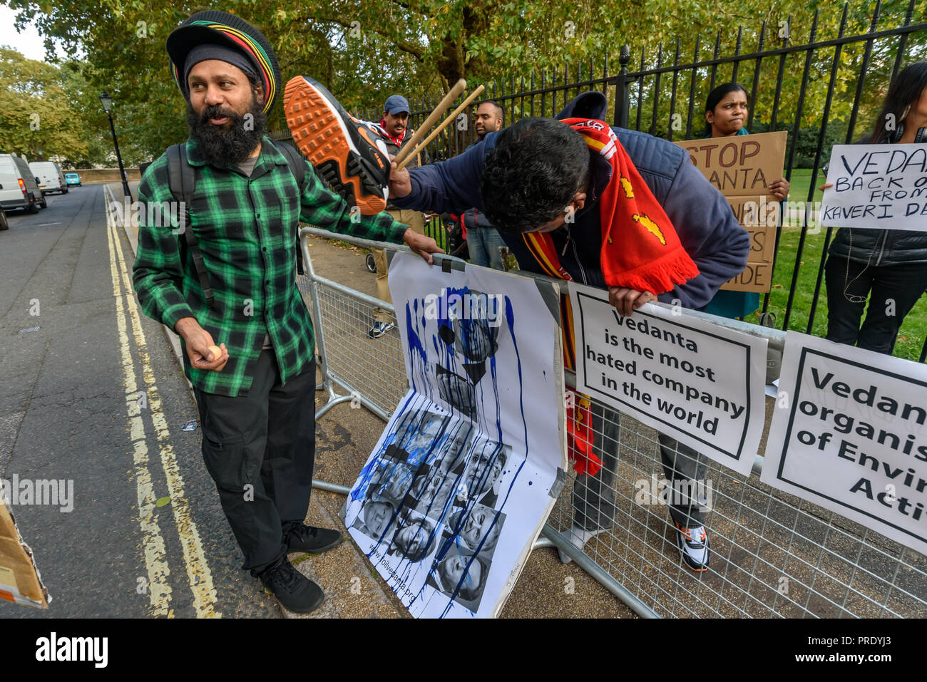 Londres, Royaume-Uni. 1er octobre 2018. Une grille de Vedanta est titulaire d'un activiste et un autre oeuf hits une photographie du Vedanta patron Anil Arawal avec sa chaussure à la manifestation en face de la dernière assemblée générale annuelle à Londres de société minière Vedanta qui cette morniing radiées de la Bourse de Londres sous la pression de responsables politiques et militants à la suite de l'Thoothukudi massacre à Tamil Nadu en mai où 13 manifestants ont été tués et des dizaines de blessés, et le succès de l'activisme de base qui a arrêté les opérations du Vedanta à Goa, Tuticorin et Niyamgiri. Crédit : Peter Marshall/Alamy Live News Banque D'Images