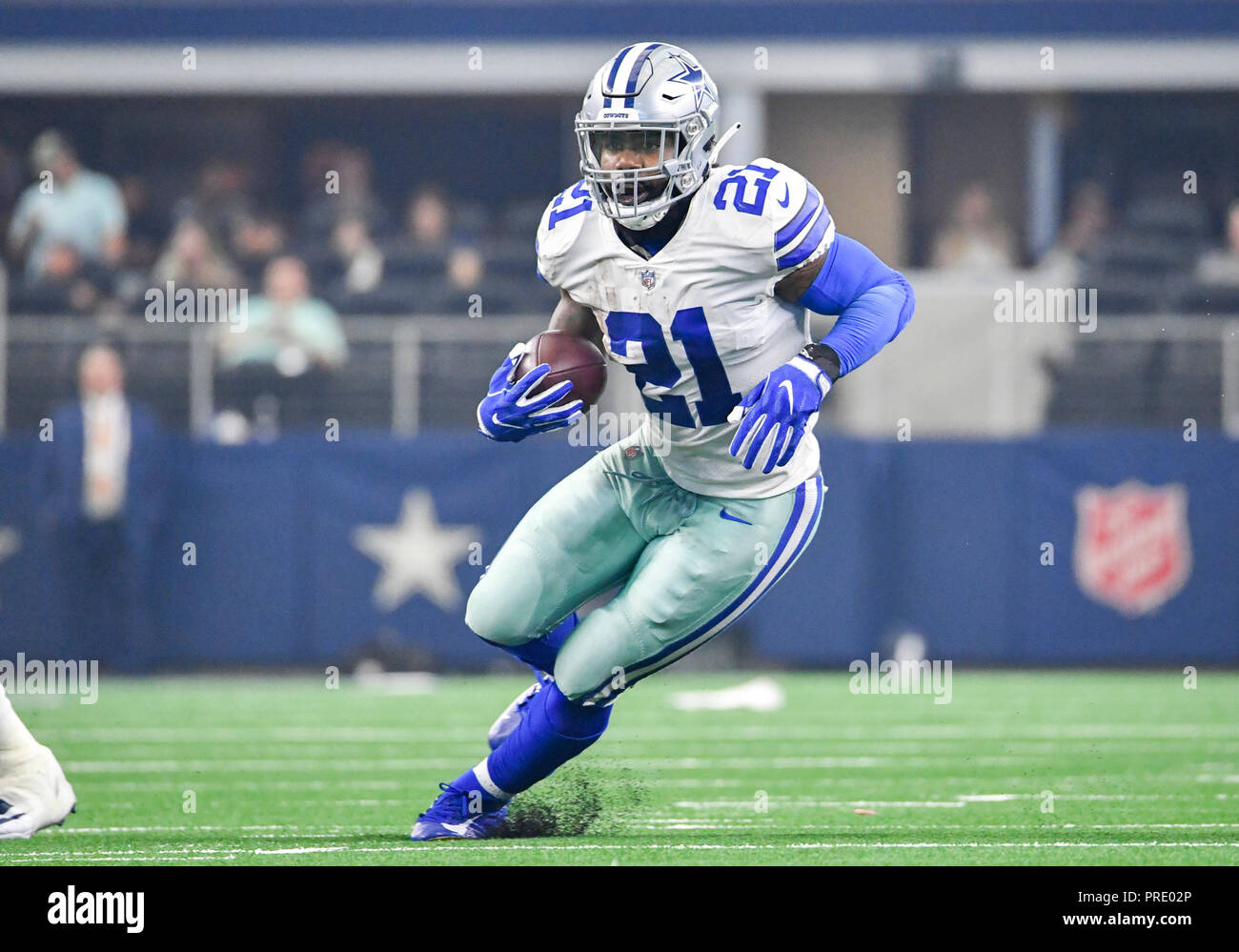 30 septembre 2018 : running back Dallas Cowboys Ézéchiel Elliott # 21 lors d'un match de football entre les NFL Detroit Lions et les Dallas Cowboys à AT&T Stadium à Arlington, TX Dallas Detroit défait 26-24 Albert Pena/CSM Banque D'Images