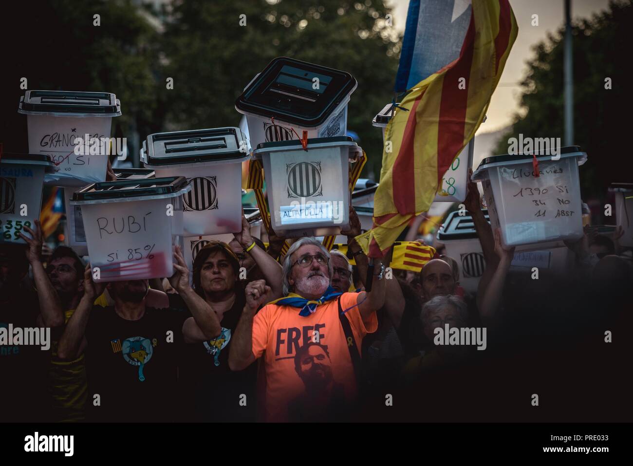 Barcelone, Espagne. 1 octobre, 2018 : des militants indépendantistes catalans transporter les urnes comme ils mars à Barcelone pour protester contre la mise en œuvre de la suite du référendum à son anniversaire au 1er octobre. Credit : Matthias Rickenbach/Alamy Live News Banque D'Images