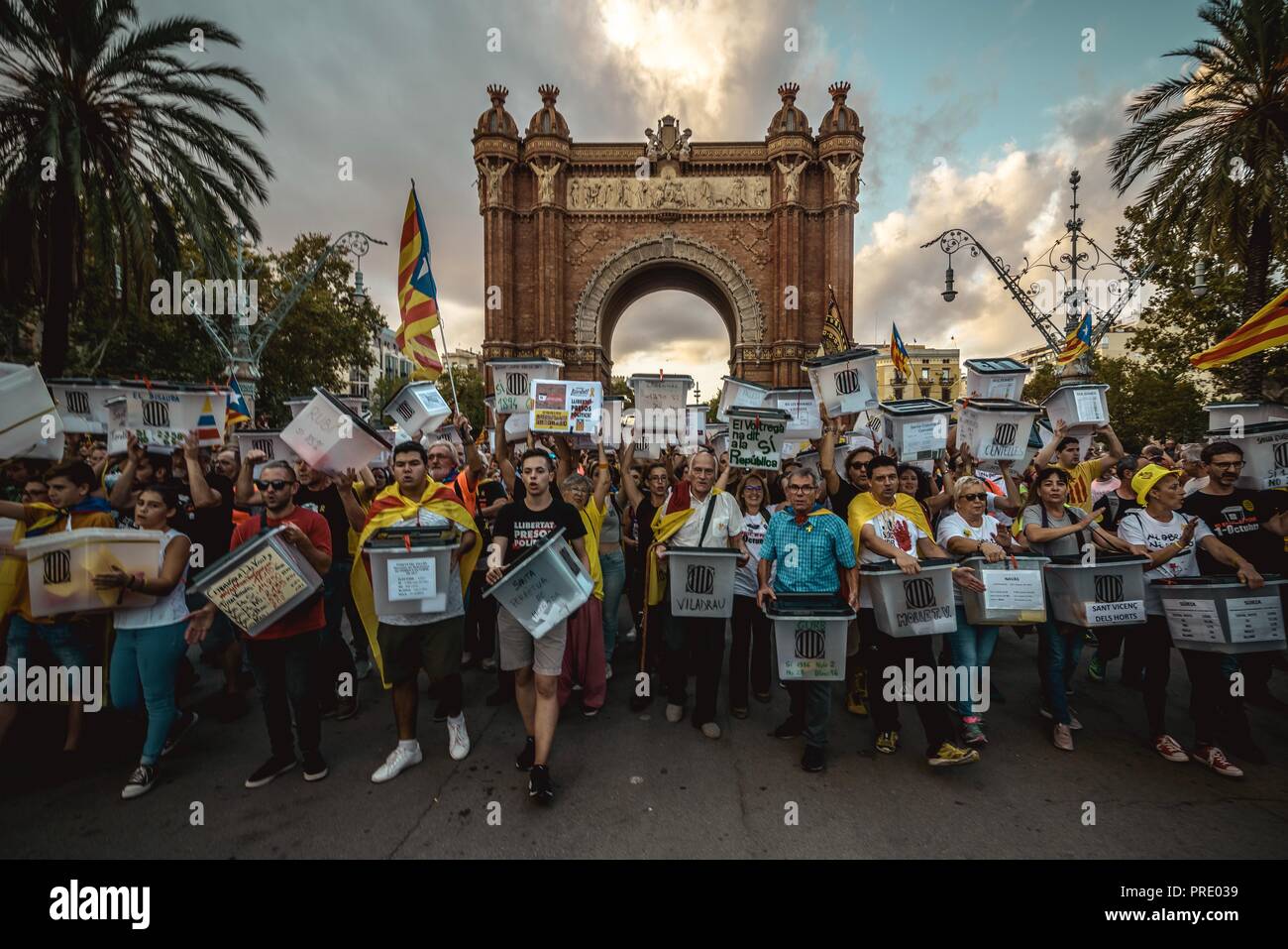 Barcelone, Espagne. 1 octobre, 2018 : des militants indépendantistes catalans transporter les urnes comme ils mars à Barcelone pour protester contre la mise en œuvre de la suite du référendum à son anniversaire au 1er octobre. Credit : Matthias Rickenbach/Alamy Live News Banque D'Images