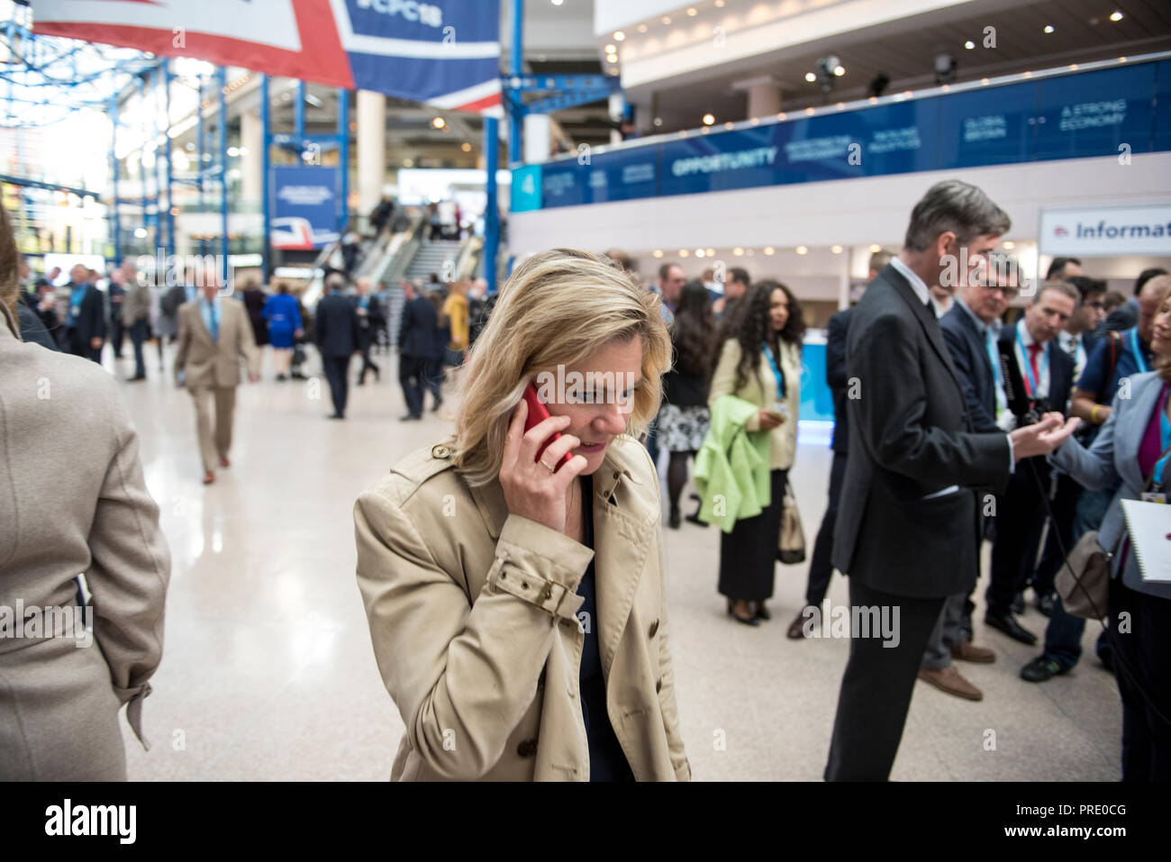 Birmingham, UK. 1 octobre, 2018. Justine Greening marche dernières et ignore Jacob Rees-Mogg à la conférence du parti conservateur : Crédit Benjamin Wareing/Alamy Live News Banque D'Images