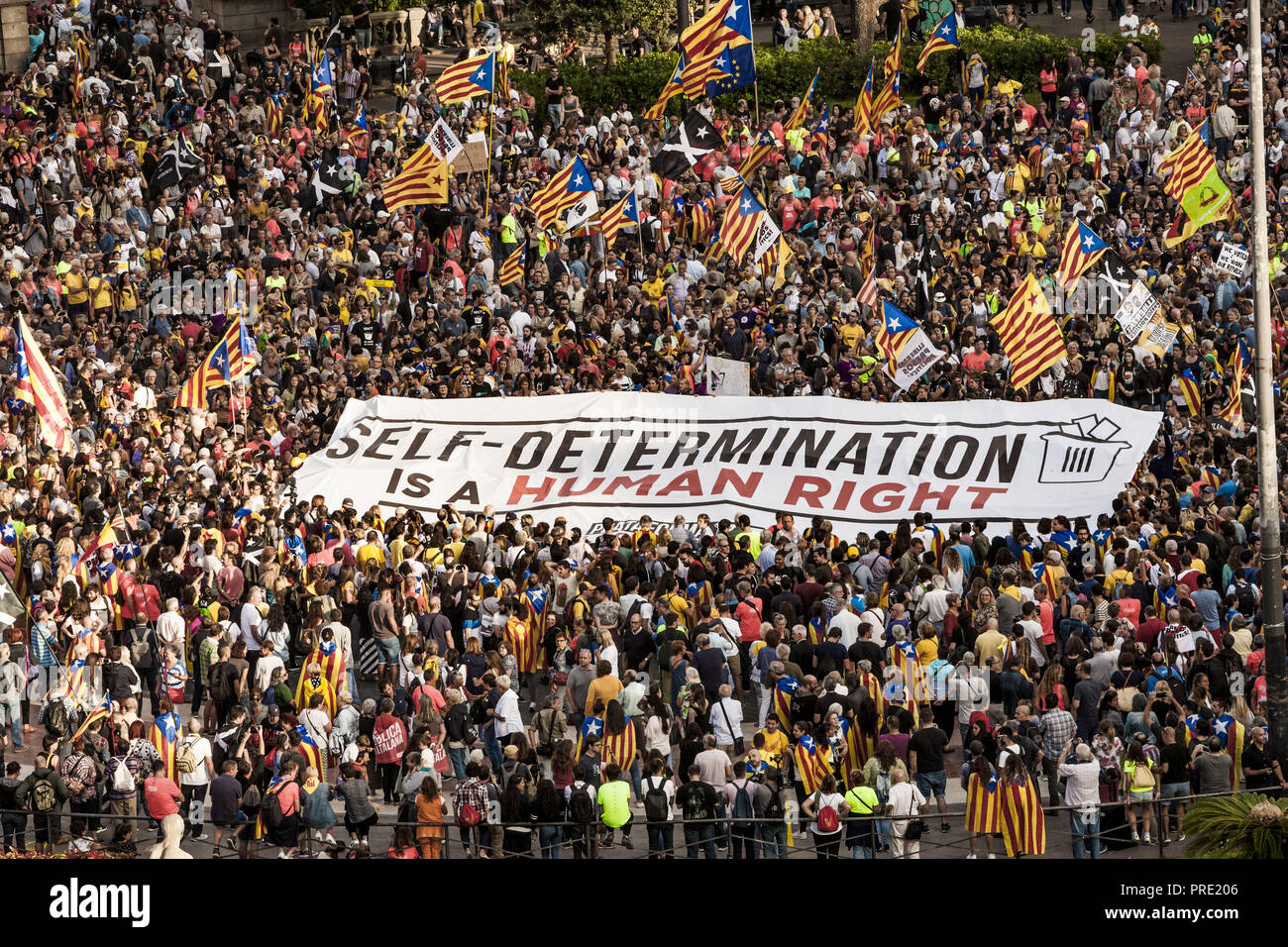 Barcelone, Catalogne, Espagne. 1 octobre, 2018. Pro énorme bannière indépendantiste dans la démonstration à Barcelone pour le premier anniversaire des élections pour l'indépendance catalane au 1er octobre 2017. Credit : Celestino Arce Lavin/ZUMA/Alamy Fil Live News Banque D'Images