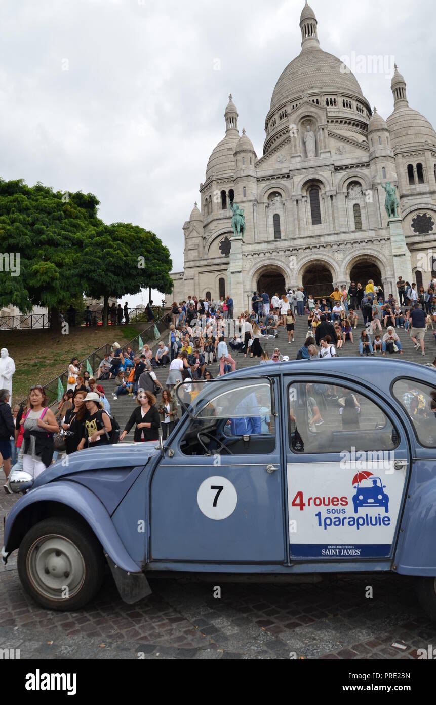 Paris, France. Août 24, 2018. 24 août 2018, France, Paris : une Citroën 2CV, également appelé duck, se dresse dans le quartier touristique de Paris Montmartre au pied de la basilique du Sacré-C ?ur. Il y a 70 ans, le 7 octobre 1948, Citroën a présenté la voiture culte au Mondial de Paris. Kunigkeit Crédit : Sebastian/dpa/Alamy Live News Banque D'Images