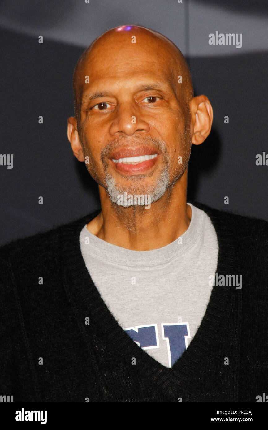 Kareem Abdul Jabbar lors de la première mondiale de Columbia Pictures' 'Venom' qui s'est tenue au Regency Village Theatre de Westwood, CA, le 1 octobre 2018. Photo par Joseph Martinez / PictureLux Banque D'Images