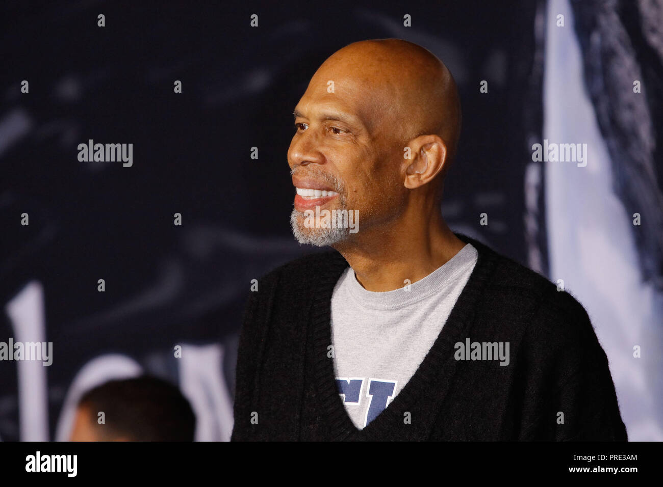 Kareem Abdul Jabbar lors de la première mondiale de Columbia Pictures' 'Venom' qui s'est tenue au Regency Village Theatre de Westwood, CA, le 1 octobre 2018. Photo par Joseph Martinez / PictureLux Banque D'Images