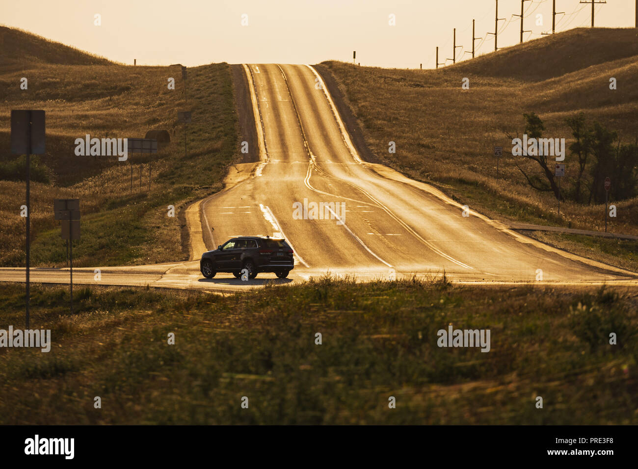 Fortuna, Dakota du Nord, USA. Sep 8, 2018. Un SUV véhicule tourne à l'arrêt du Sud Dakota du Nord de la route 5 sur la Route 85, à l'Est de Fortuna, N.D. Credit : Bayne Stanley/ZUMA/Alamy Fil Live News Banque D'Images