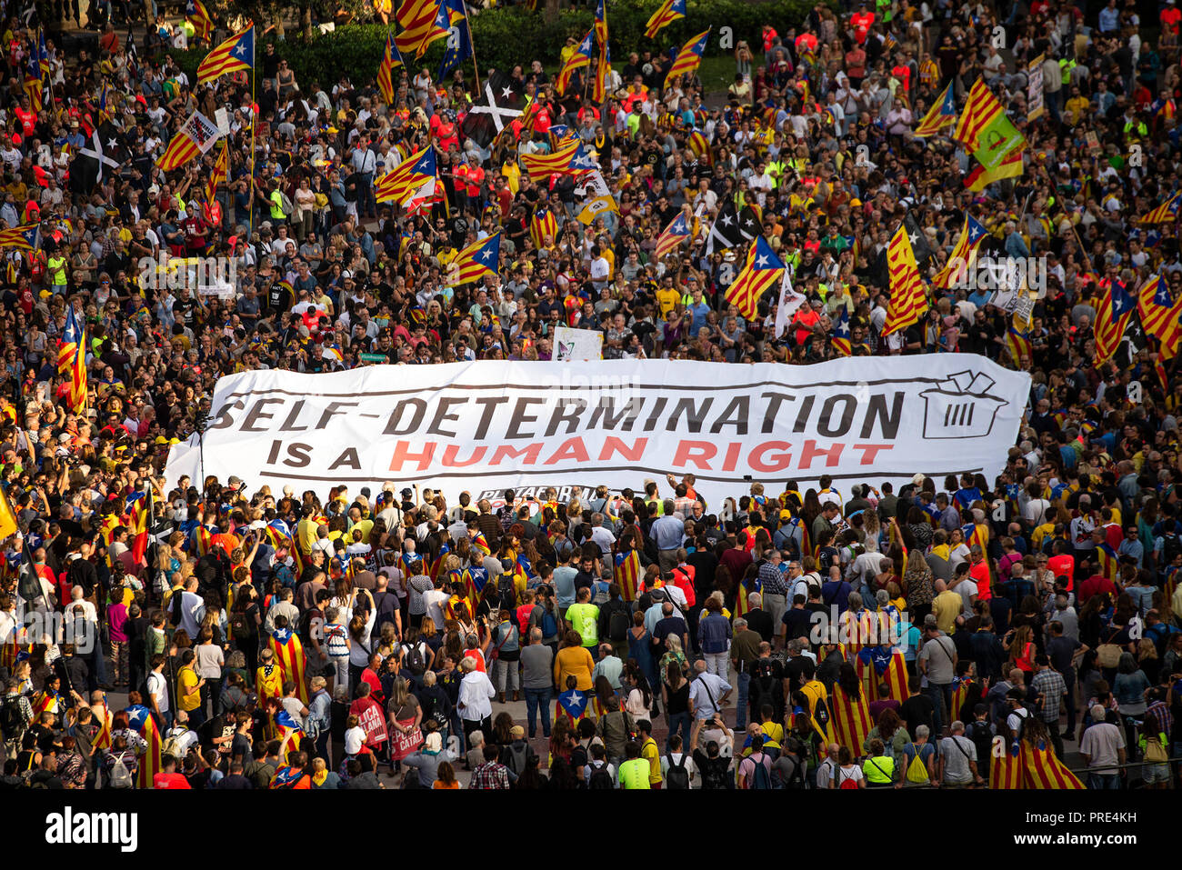 Barcelone, Espagne. 06Th Oct, 2018. Des milliers de personnes avec une bannière "l'autodétermination est un droit de l' mars de la Plaça Catalunya au Parlement de Catalogne pour exiger un référendum, les droits démocratiques et de critiquer le gouvernement espagnol. 01.10.2018 était le premier anniversaire de la controversée référendum sur l'indépendance de la crise espagnole région Catalogne. Crédit : Nicolas Carvalho Ochoa//dpa/Alamy Live News Banque D'Images