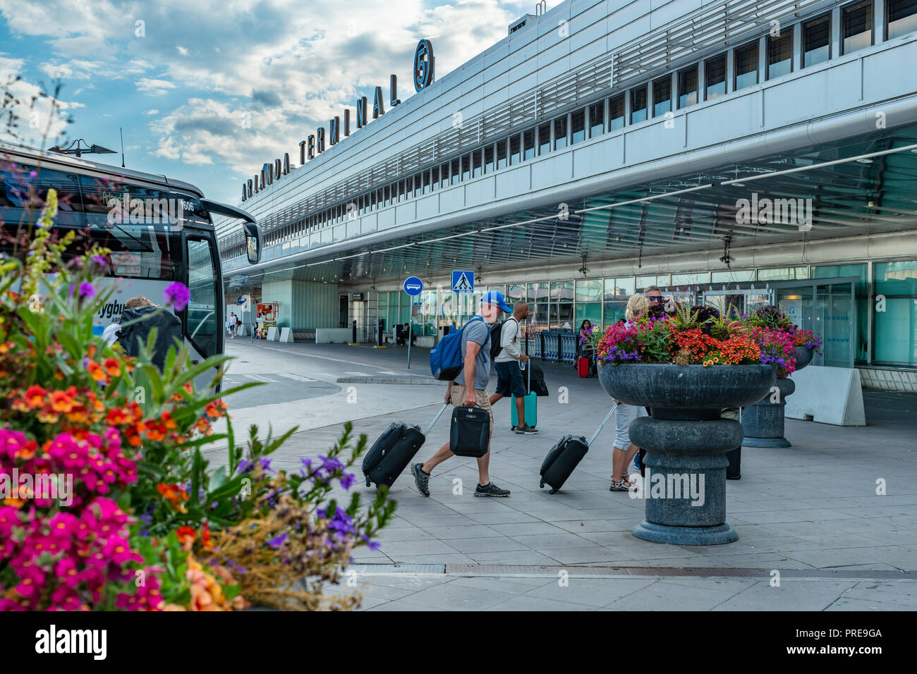 STOCKHOLM, Suède - le 12 juillet 2018 : un groupe de passagers sont à pied pour le hall de départ de l'Aéroport International Arlanda la borne Banque D'Images