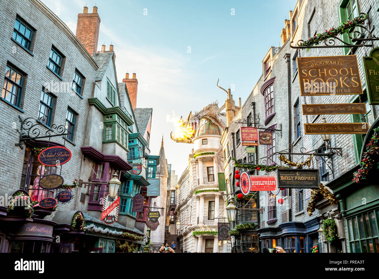 ORLANDO, FLORIDE, Etats-Unis - Décembre 2017 : Le monde magique de Harry  Potter - l'emblématique dragon au chemin de traverse, Universal Studios  Florida Photo Stock - Alamy