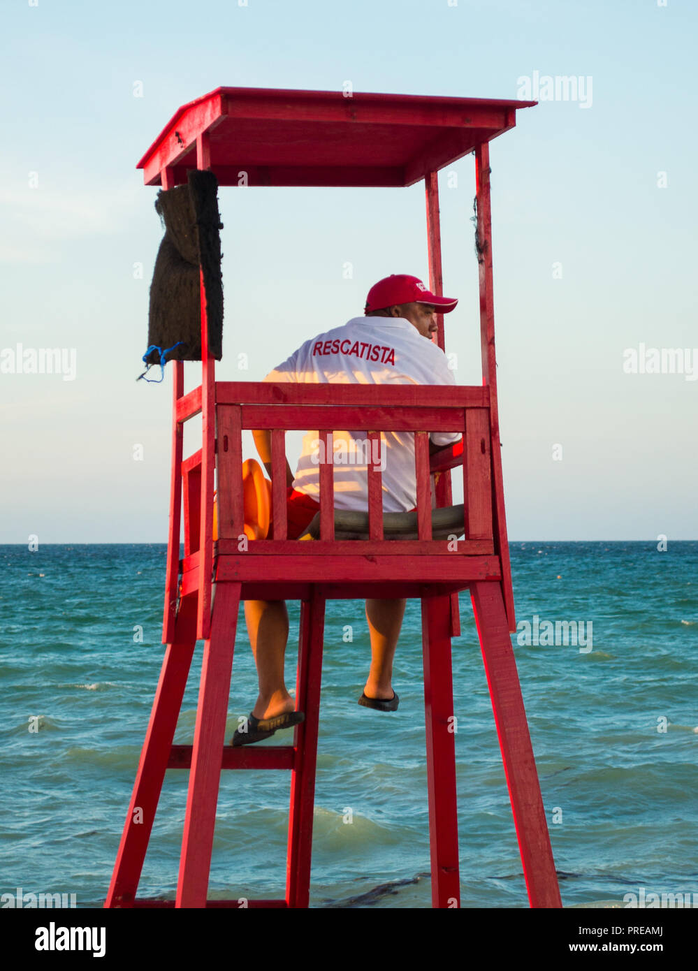 La vie mexicaine garde sur la plage de Progreso, Yucatan. Banque D'Images