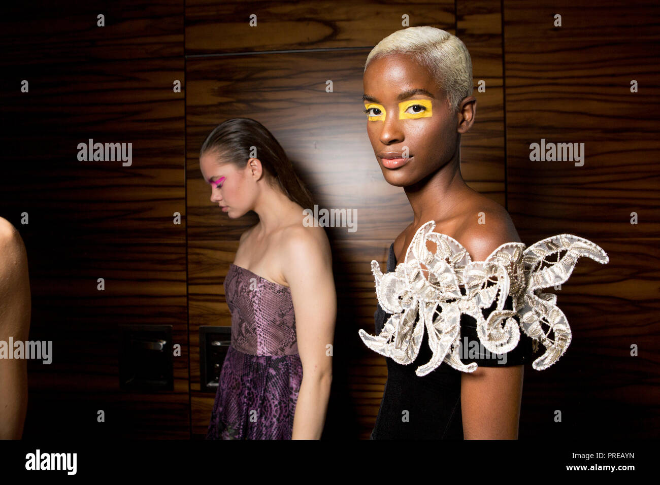 London, UK 16, septembre 2018, les modèles dans les coulisses du show à moi Kolchagov Barba Strand Hotel, London Fashion Week SS/19. Mariusz Goslicki/Alamy Banque D'Images