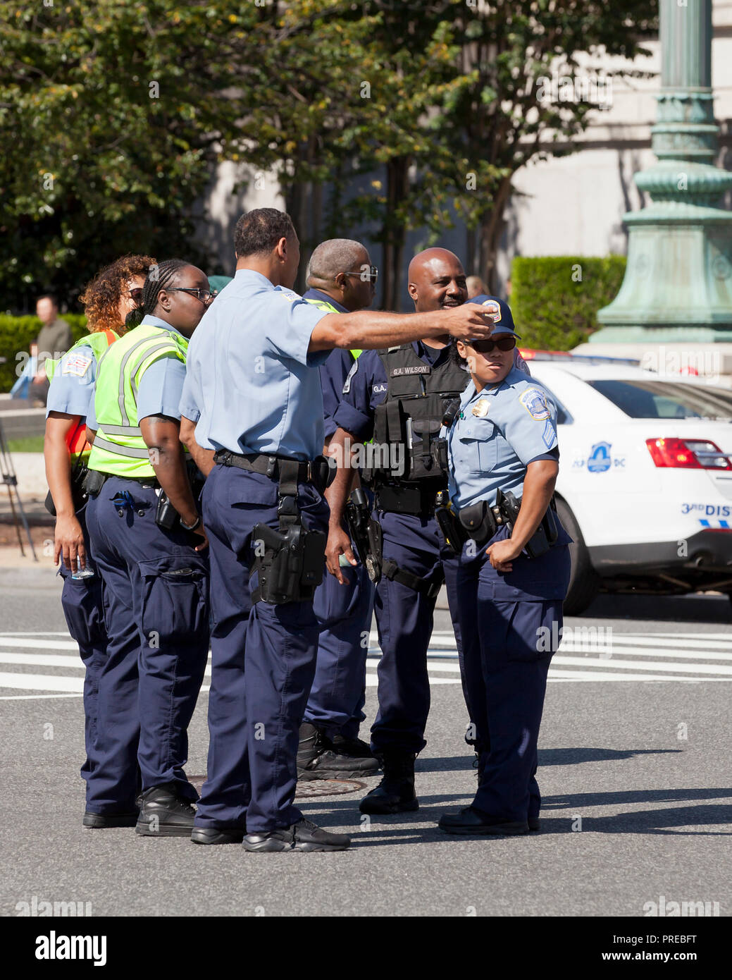 Les agents de police ensemble à un événement en plein air - Washington, DC USA Banque D'Images