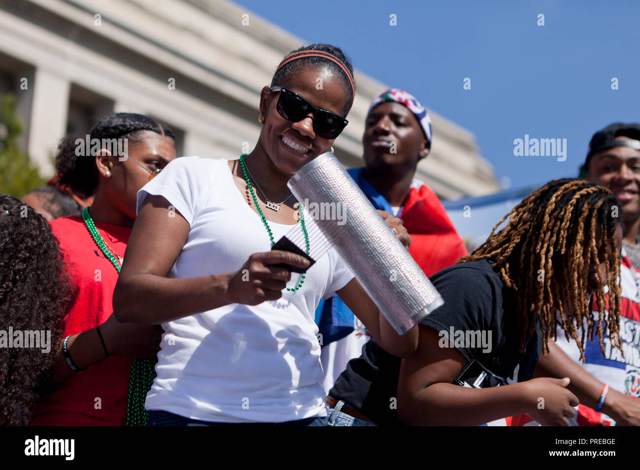 Femme jouant de l'afro-cubain metal guiro pendant un festival latino-américain - USA Banque D'Images