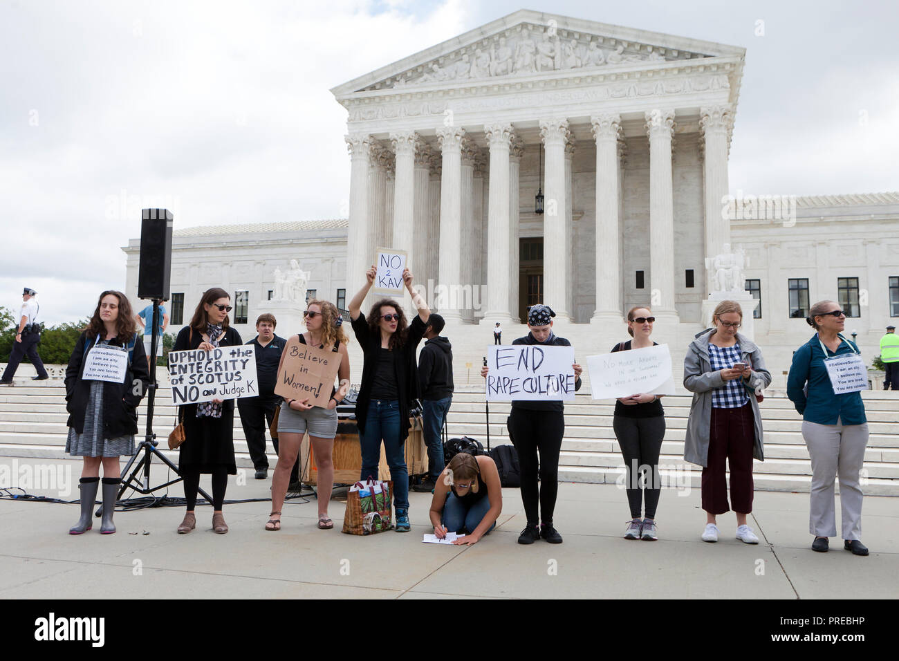 Les manifestants s'opposant candidat à la Cour suprême Brett Kavanaugh en face de la Cour suprême des États-Unis (Kavanaugh protestation) - Washington, DC USA Banque D'Images