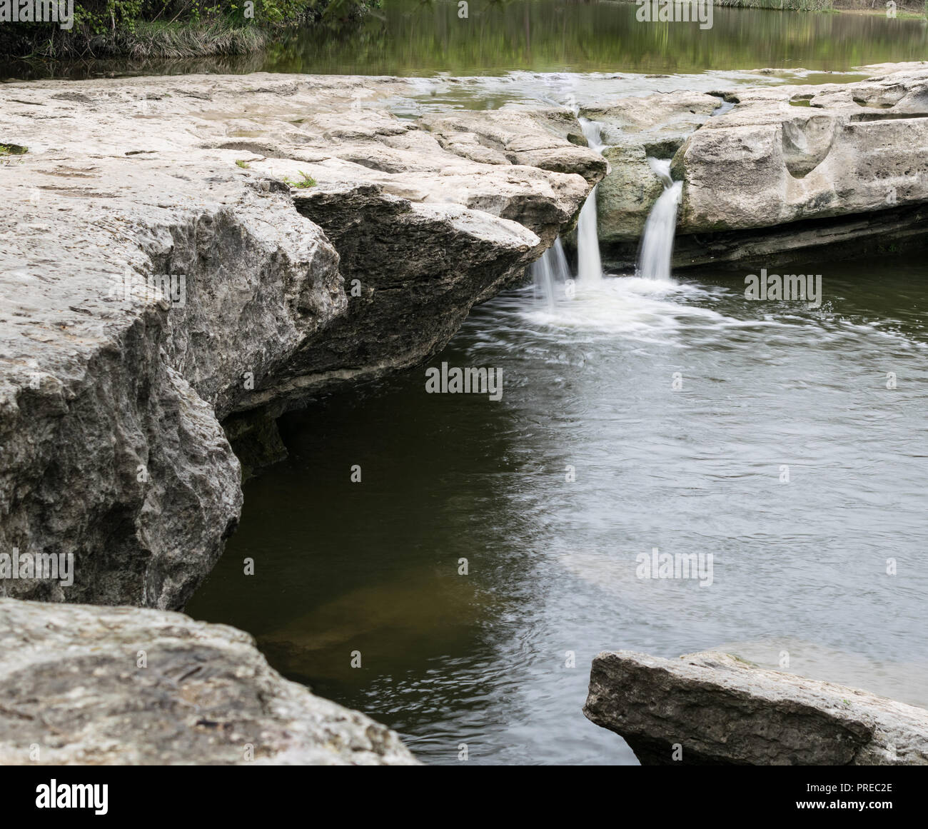 Les eaux du ruisseau de l'oignon sur l'écrasement des McKinney Falls dans un magnifique oasis naturelle et situé à seulement quelques minutes du centre-ville d'Austin, Texas. Banque D'Images