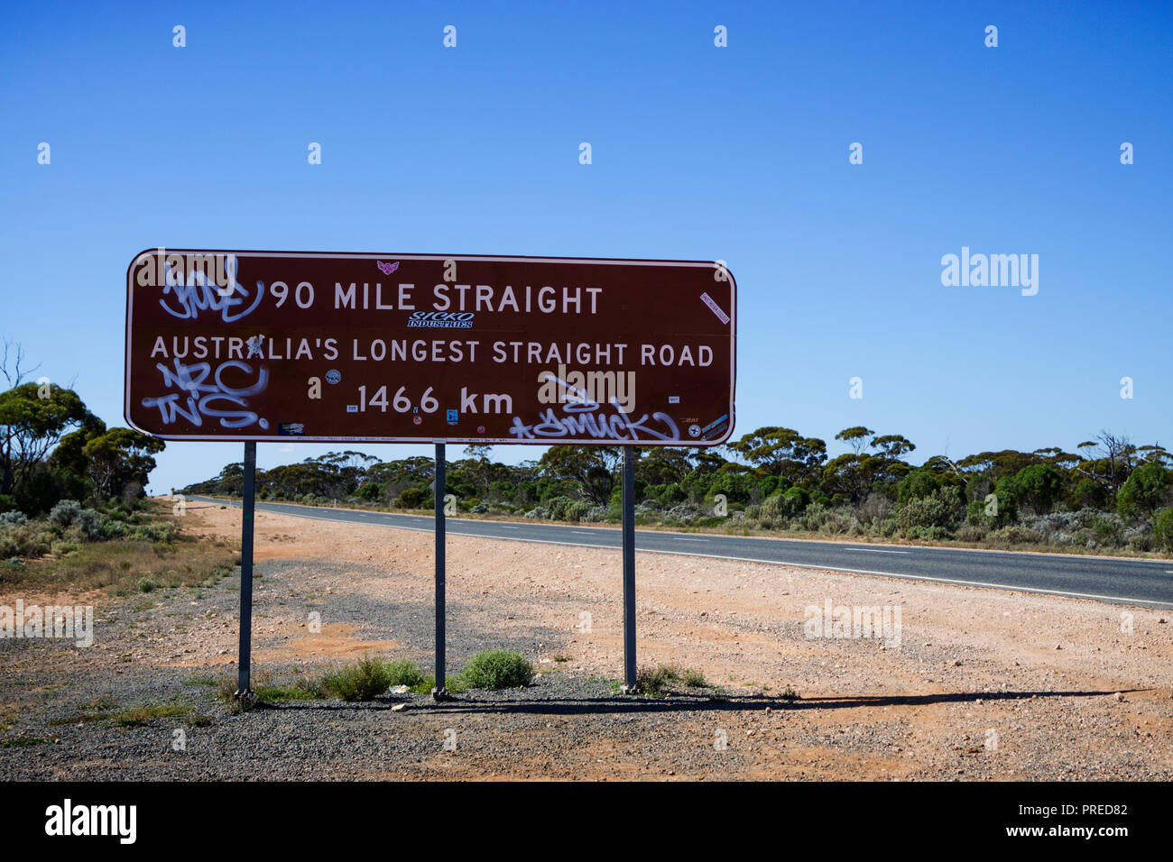 Signalisation routière pour 90 km tout droit sur la Nullabor plain près de Cocklebiddy Australie Occidentale Banque D'Images