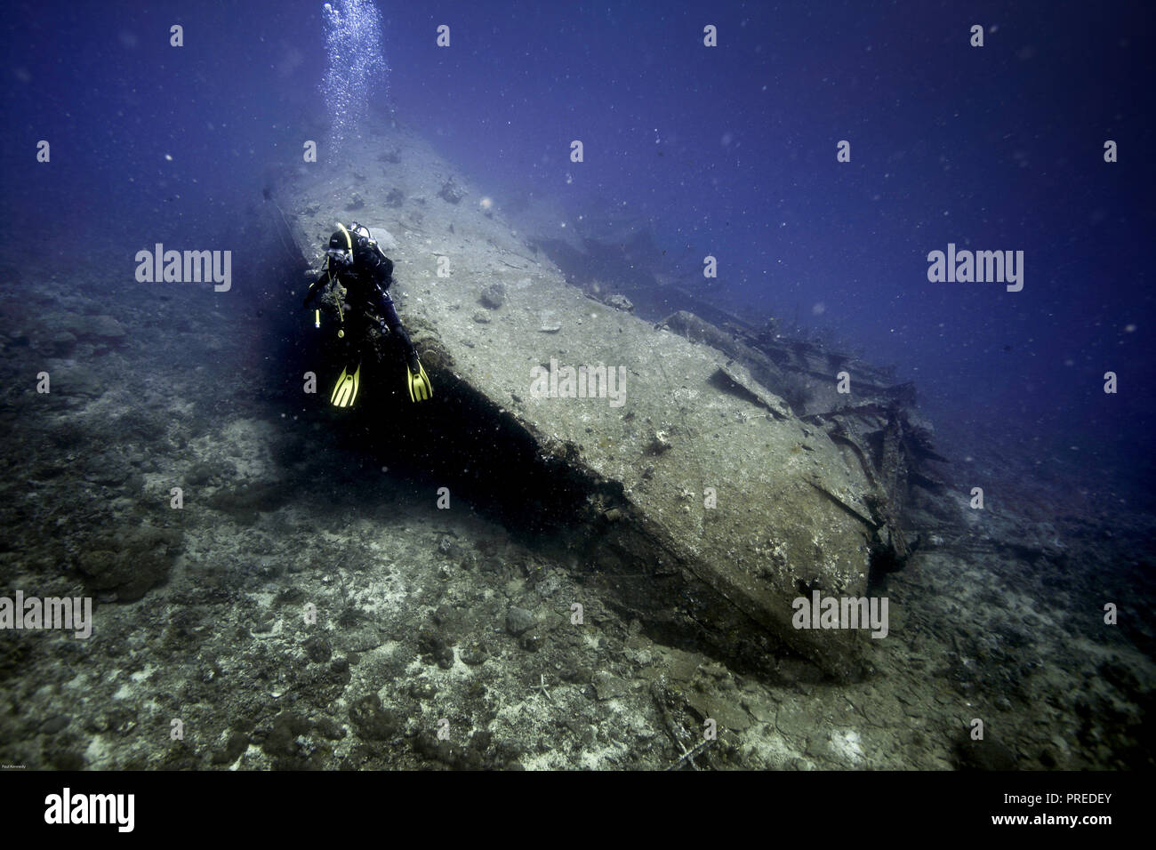 Plongeur femelle explorer sous l'épave à Manokwari, Papouasie occidentale, en Indonésie Banque D'Images