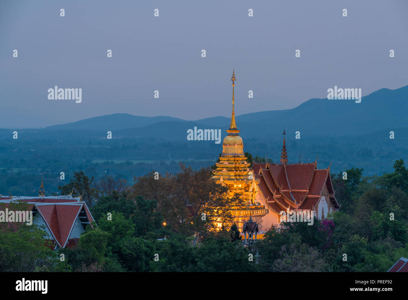 Wat Phrathat Doi saket est construit sur la colline de Doi Saket district. Banque D'Images